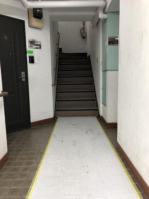 部屋へと続く廊下・階段