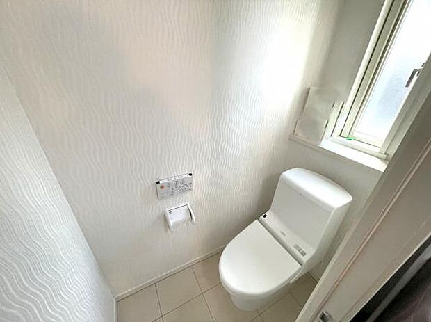 ■1階トイレ  大きな窓が付いているため、臭いもこもらず、清潔に使用することができます♪