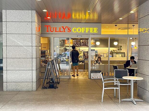 駅前にはコーヒーショップがあります