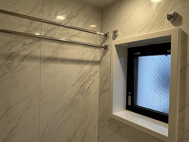 浴室には雨天時の洗濯物乾燥やカビの発生を抑える機能付きの「浴室暖房乾燥機」付