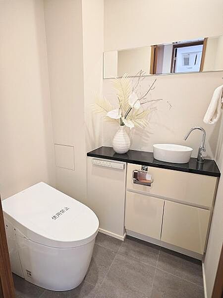 タンクレストイレとお洒落な手洗い場のある空間です