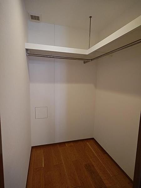 寝室には広いウォークインクローゼットもあります