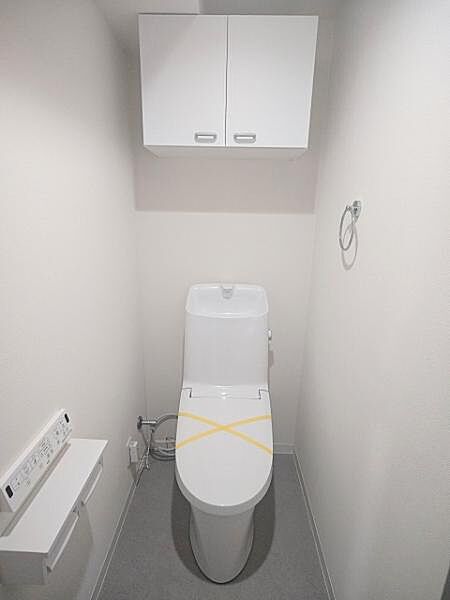 収納棚完備のトイレ ウォッシュレット付き♪