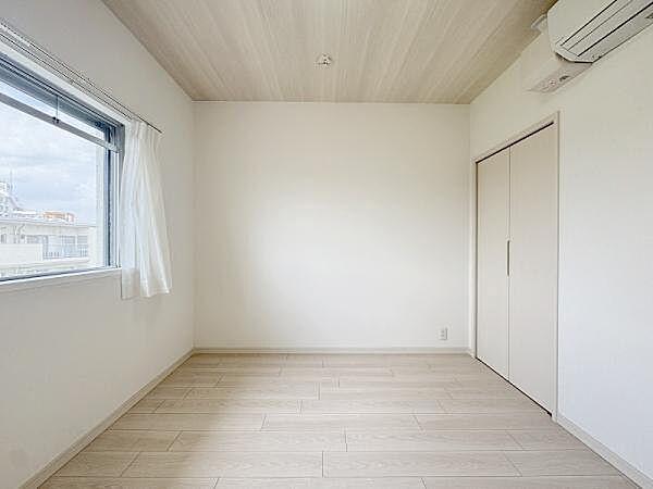 【洋室／4.5帖】窓が北西向きですが、明るいお部屋です！実際に現地にてご確認ください！