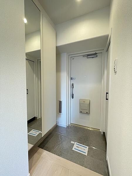 人感センサー搭載で重い荷物を持っていても自動で点灯します！