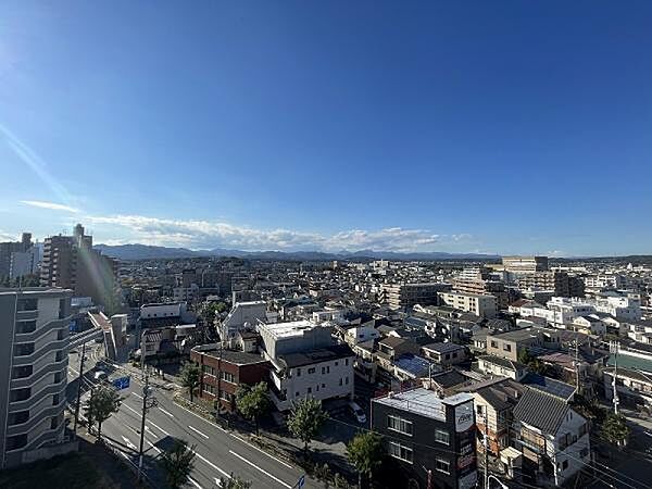 前面に高い建物がないため、開放感がございます。空が広く、気持ちが良いですね♪