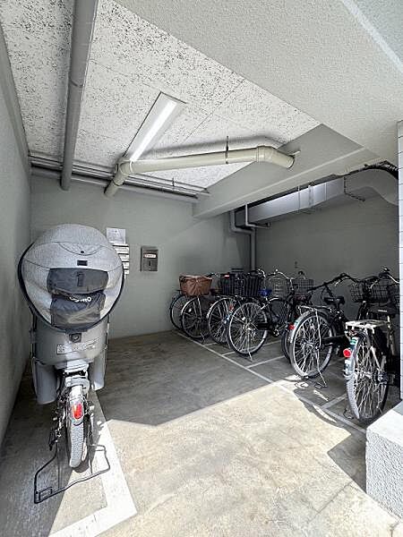 屋内駐輪場のため、雨風に晒される心配がありません！利用状況についてはお問い合わせください。