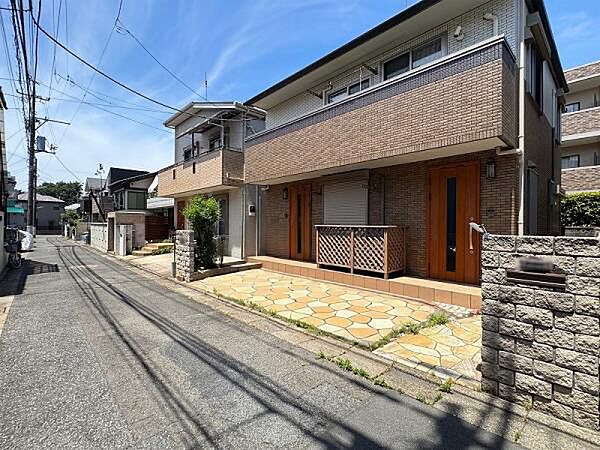 前面道路の幅は約4.0ｍあり、車通りも少ないので安心して駐車が可能です！