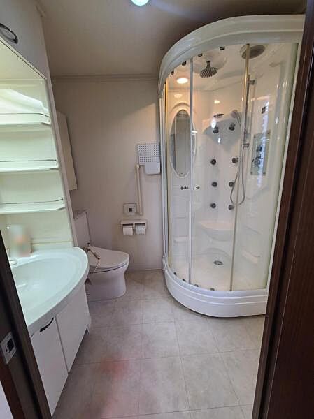 1階主寝室にはシャワールーム、洗面化粧台、トイレ付です♪