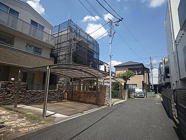 車は通り抜けのできない道なので静かです！小さなお子様も安心ですね♪