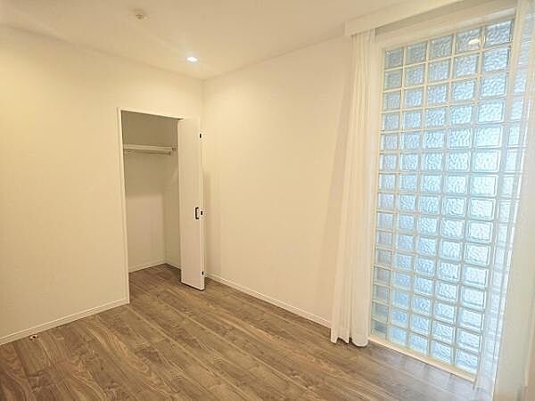 ブロックガラスがお洒落なお部屋です♪