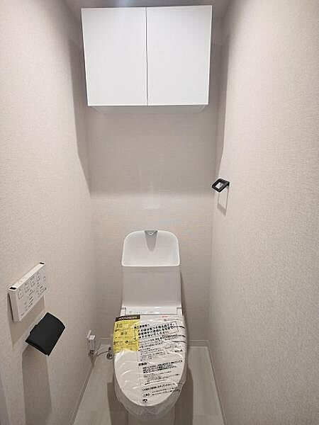 収納棚のあるトイレスペース ウォッシュレット付き♪