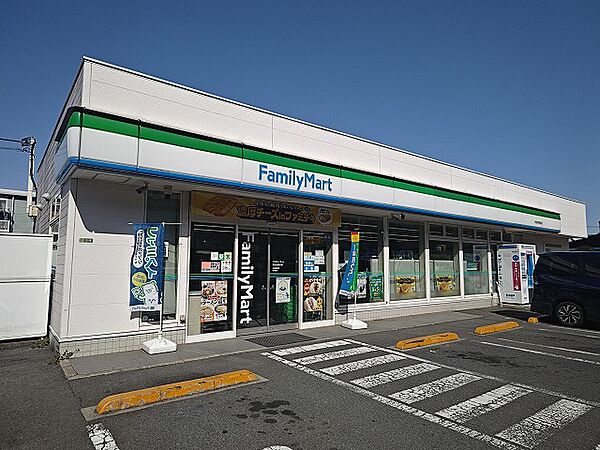 徒歩5分にファミリーマートもあります♪