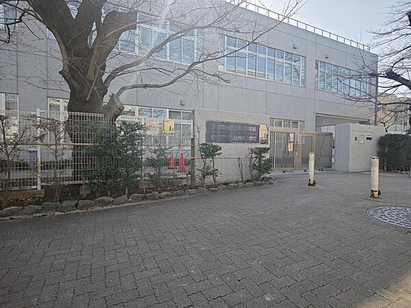 徒歩9分 小学校と同じ場所にあるので、通いやすいですね♪