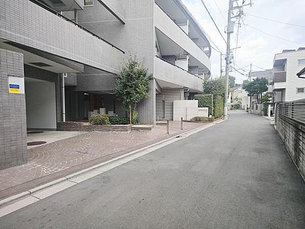 マンション前の道路は交通量が少なく安心です♪