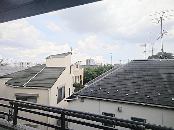 前面は2階建ての戸建エリアなので抜けております♪ 陽当りも良好です♪