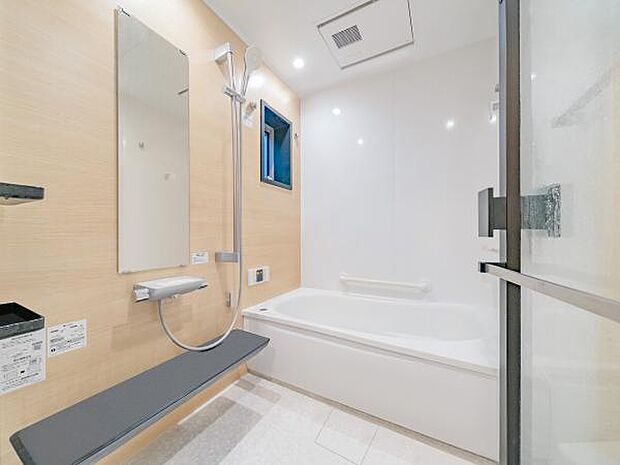 《bath room》 艶のあるパネルがオシャレな広々としたバスルーム 浴室換気乾燥機付きです