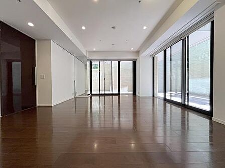 フローリングは茶系色で落ち着いた雰囲気を醸し出します