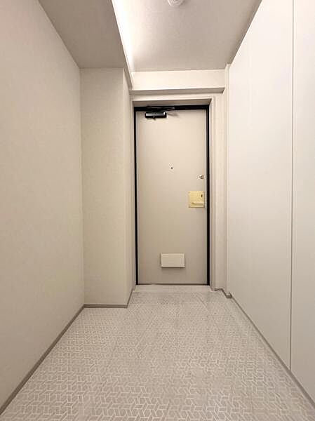 玄関　天井の間接照明が来訪者をあたたかく迎えます。