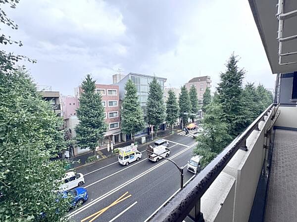 眺望　青梅街道を見下ろします。