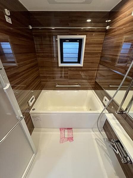 浴室　浴室換気乾燥暖房機付きの浴室です。