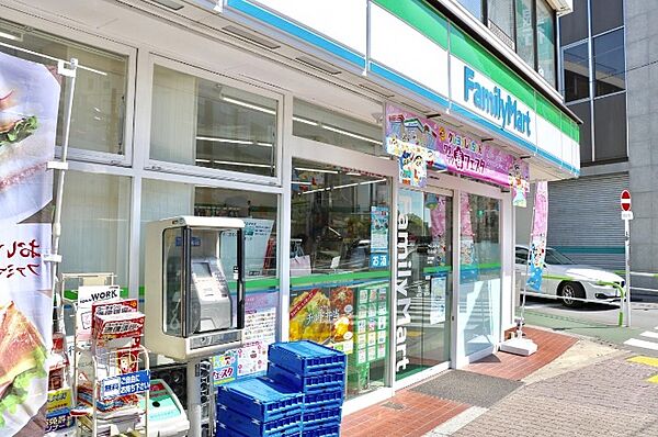 ファミリーマート 目白駅前店（618ｍ）