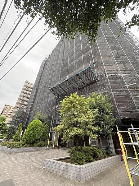 外観　大規模修繕工事中
