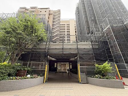 エントランス　大規模修繕工事中