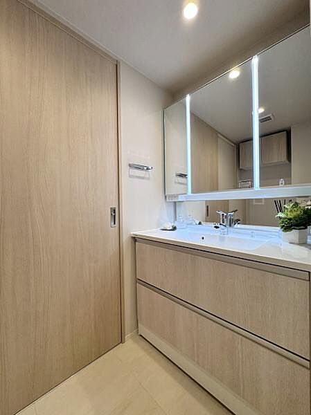 洗面化粧台　3面鏡付き洗面化粧台です。