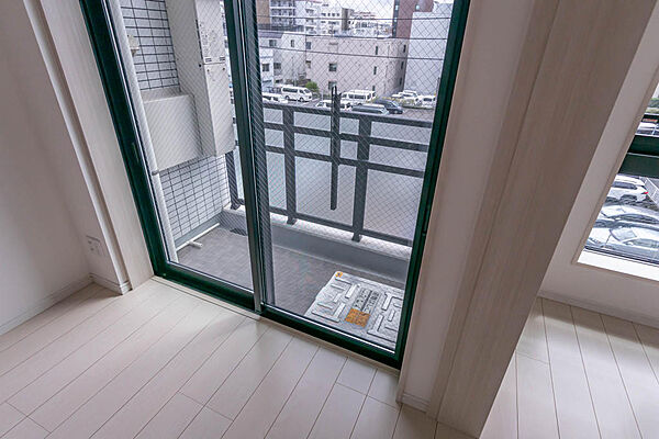 南向きのバルコニーは洗濯を干すのにとても快適です。