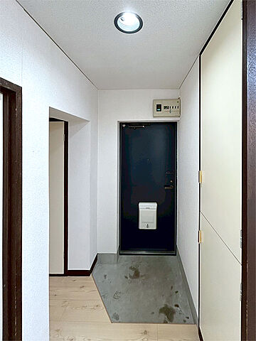 玄関。異なる場合は現況を優先します。