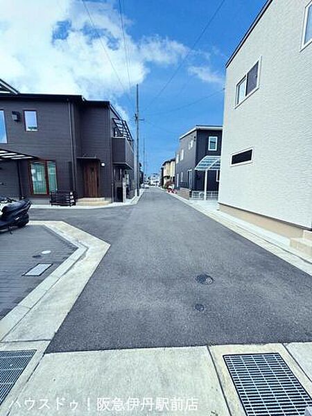 開発分譲地内の整備された道路。閑静な住環境で車の出入りもスムーズ。