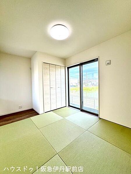 1階和室5.25畳。窓の先には田園風景が広がり癒やされます。