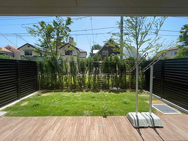 南側の専用庭（外水栓付き）は陽当たりも良く、お子様やペットちゃんにも最適です。（広さは約18帖あります。）