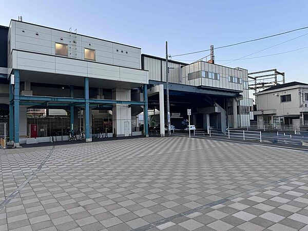 マンションを出たら、駅もすぐ近くに見えます。