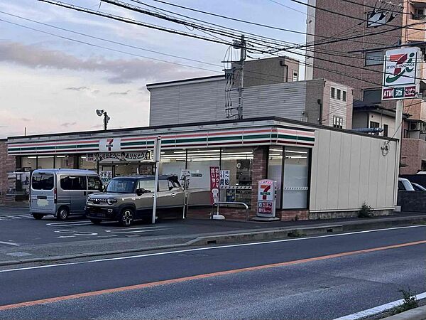 コンビニもマンションの向いにあります。