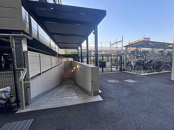 雨の日でも濡れない地下　駐輪場