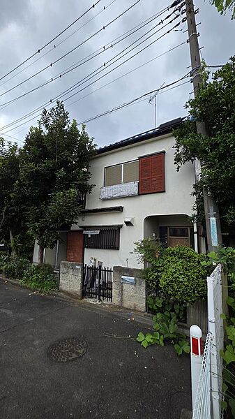 東南側道路から見た本地。解体後、更地にてお引渡を致します。