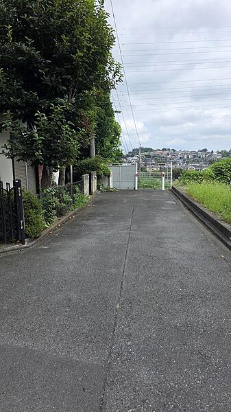 東南側道路（公道4.2ｍ）行き止まりです。