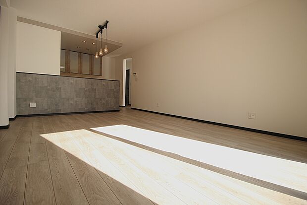 キッチンカウンター上のペンダントライトが空間のアクセントに。