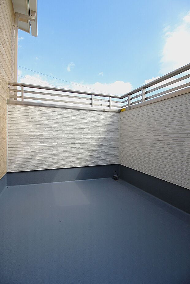 広めでお布団もラクラク干せるバルコニー