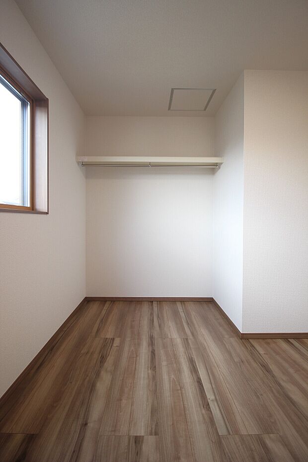 洋室(2)収納 洋服の出し入れがスムーズなオープン収納