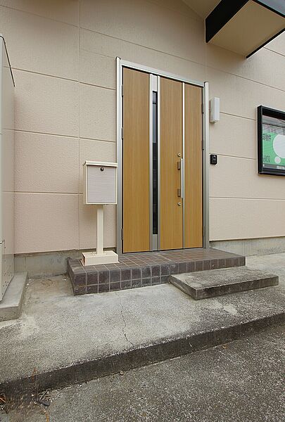 玄関ドアも新しくなっています