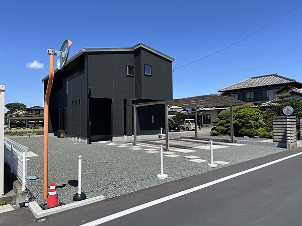 83.52坪のゆとりある敷地で、駐車スペースは3台以上
