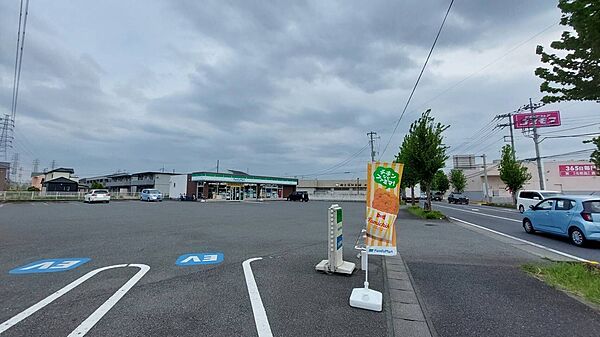 ファミリーマート日野屋伊勢崎高校前店　226ｍ