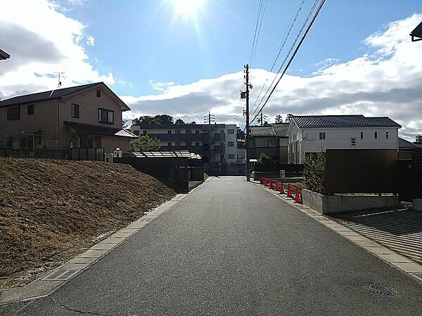 西側前面道路の様子です。
