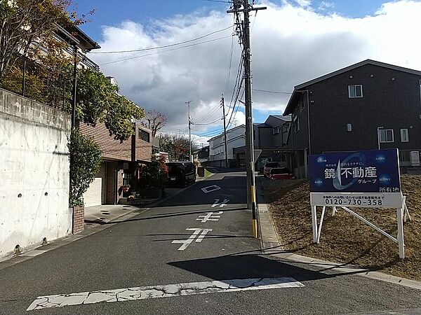 北東側前面道路の様子です。