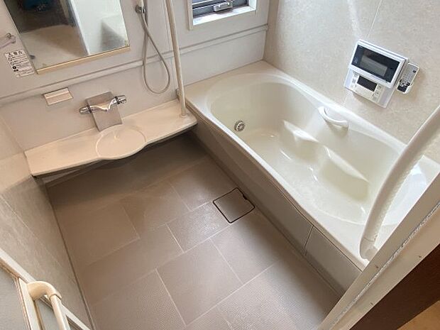 足を伸ばしてゆったりとつかれる広い浴槽で、洗い場も十分なスペースがあり、リフレッシュできる空間です。