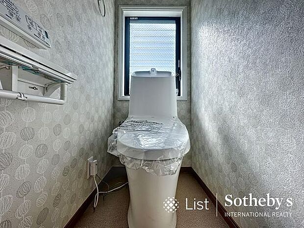 ◇トイレ◇いつも綺麗に清潔に！シャワー付きトイレです♪もちろん窓も付いているので空気の入れ替えも楽にできます。