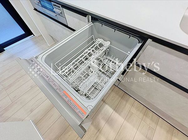 ◆キッチン◆ビルトイン食洗機付き！キッチンに内蔵されているので場所もとらず、家事の時間も短縮されるのが特徴です！手荒れされるお客様にもおすすめな設備になりとても喜ばれます！